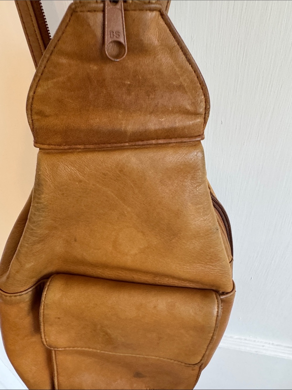 Convertible leather sling/backpack bag! Great for travel! - Picture 5 of 10